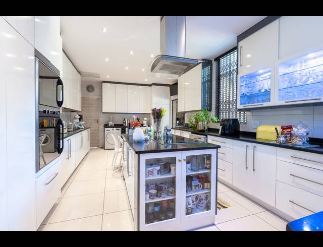 6 BEDROOM HOUSE FOR SALE IN FLAMWOOD